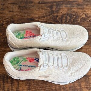 Skechers Women's Empire Glow Slip on Sneakers Size 9